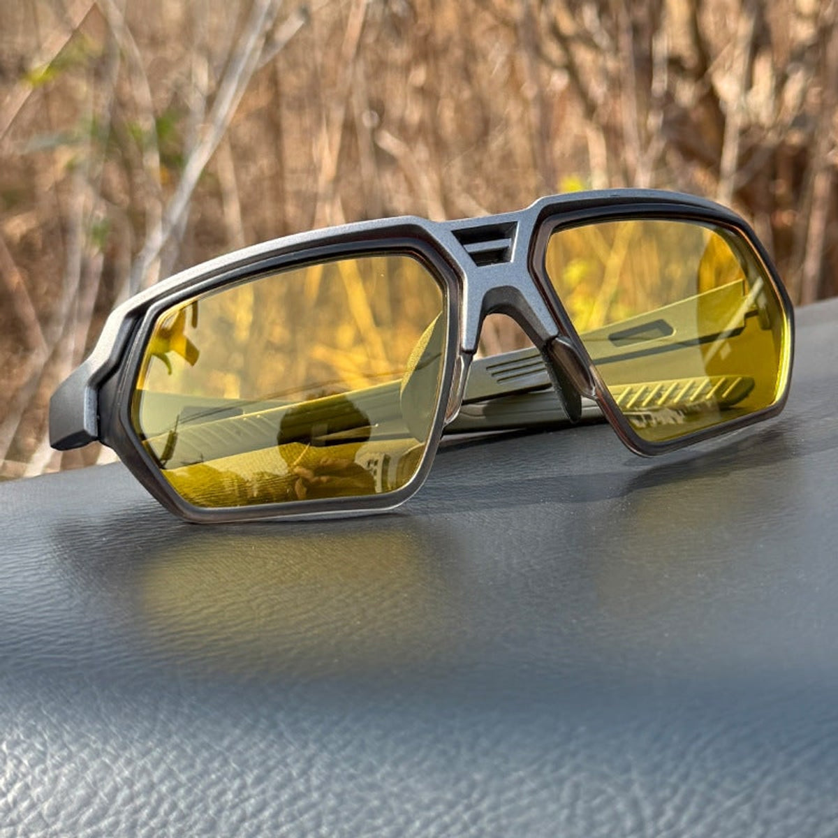 Photochromic Polarised Sports Sunglasses With Night-Enhancing Lenses And Tactical Wrap - Image 10