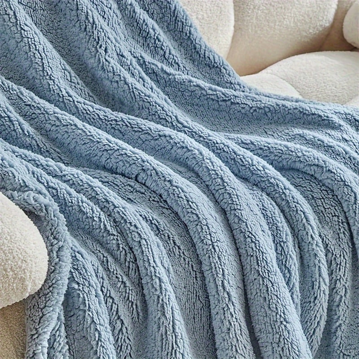 Reversible Ultra-Soft Sherpa Fleece Blanket For Warmth - Image 1