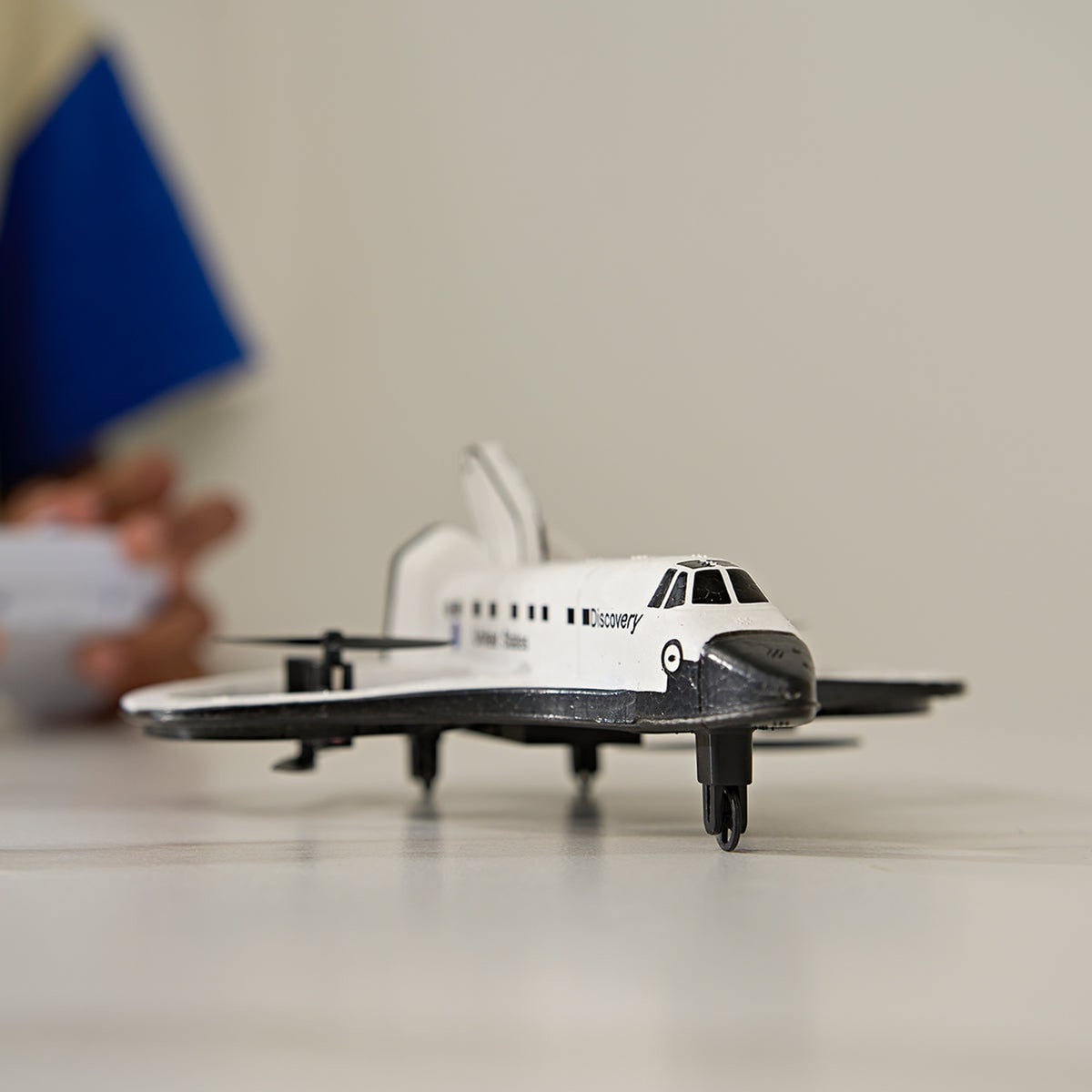 Smithsonian RC Space Shuttle Discovery Drone Remote Controlled Flying Toy For Kids Aged 10+ - Image 7