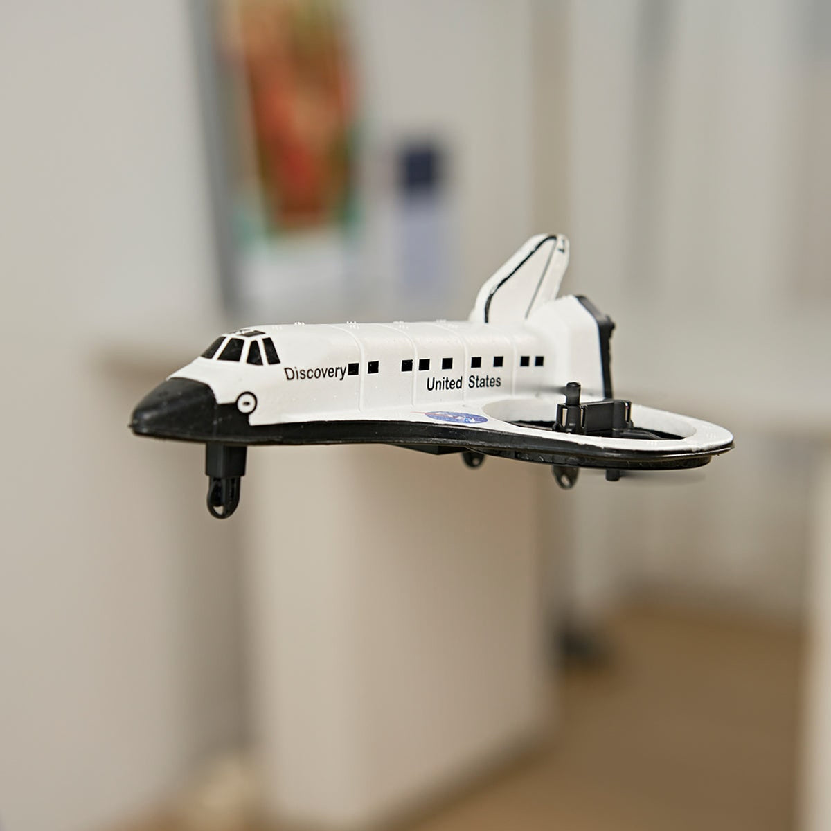 Smithsonian RC Space Shuttle Discovery Drone Remote Controlled Flying Toy For Kids Aged 10+ - Image 5