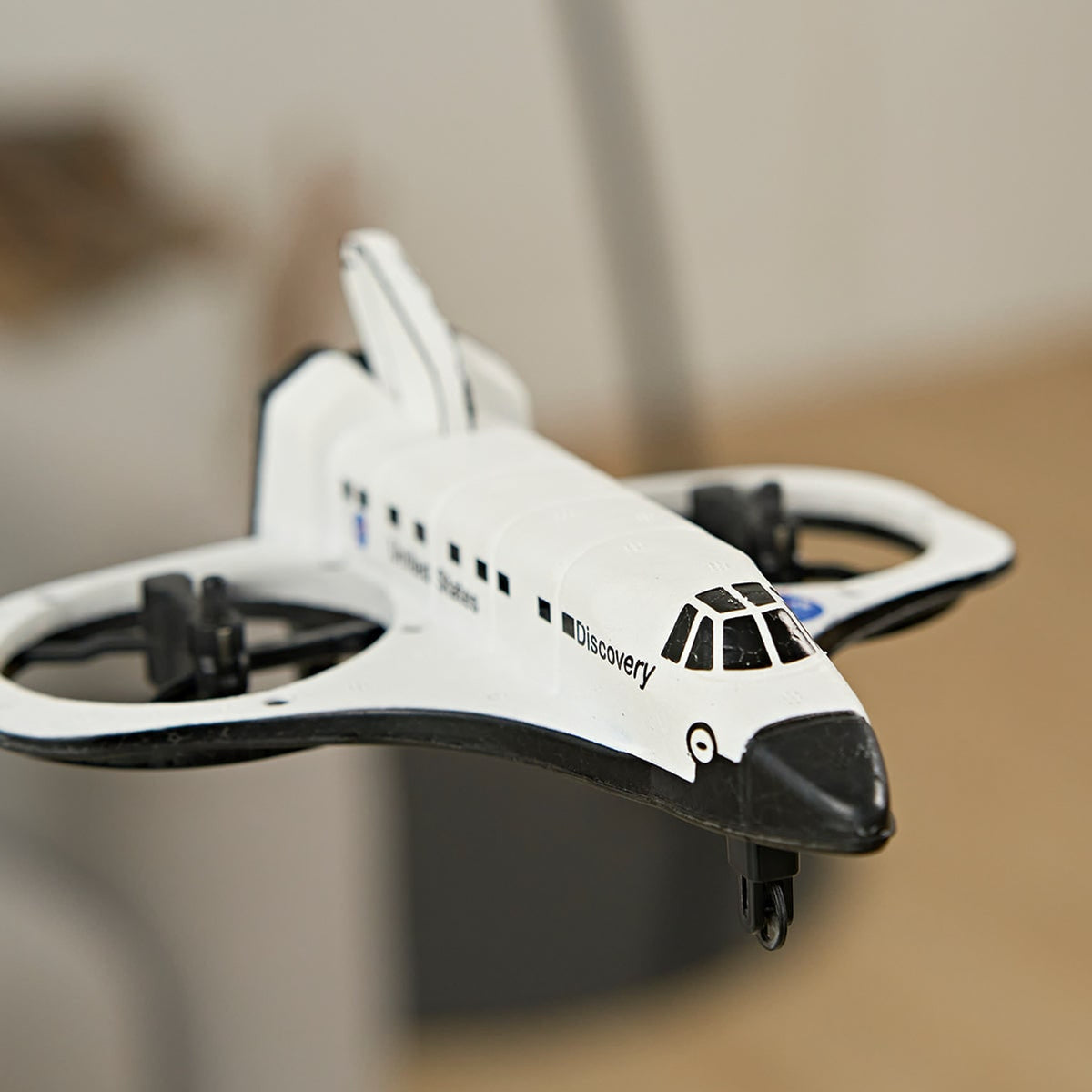 Smithsonian RC Space Shuttle Discovery Drone Remote Controlled Flying Toy For Kids Aged 10+ - Image 2