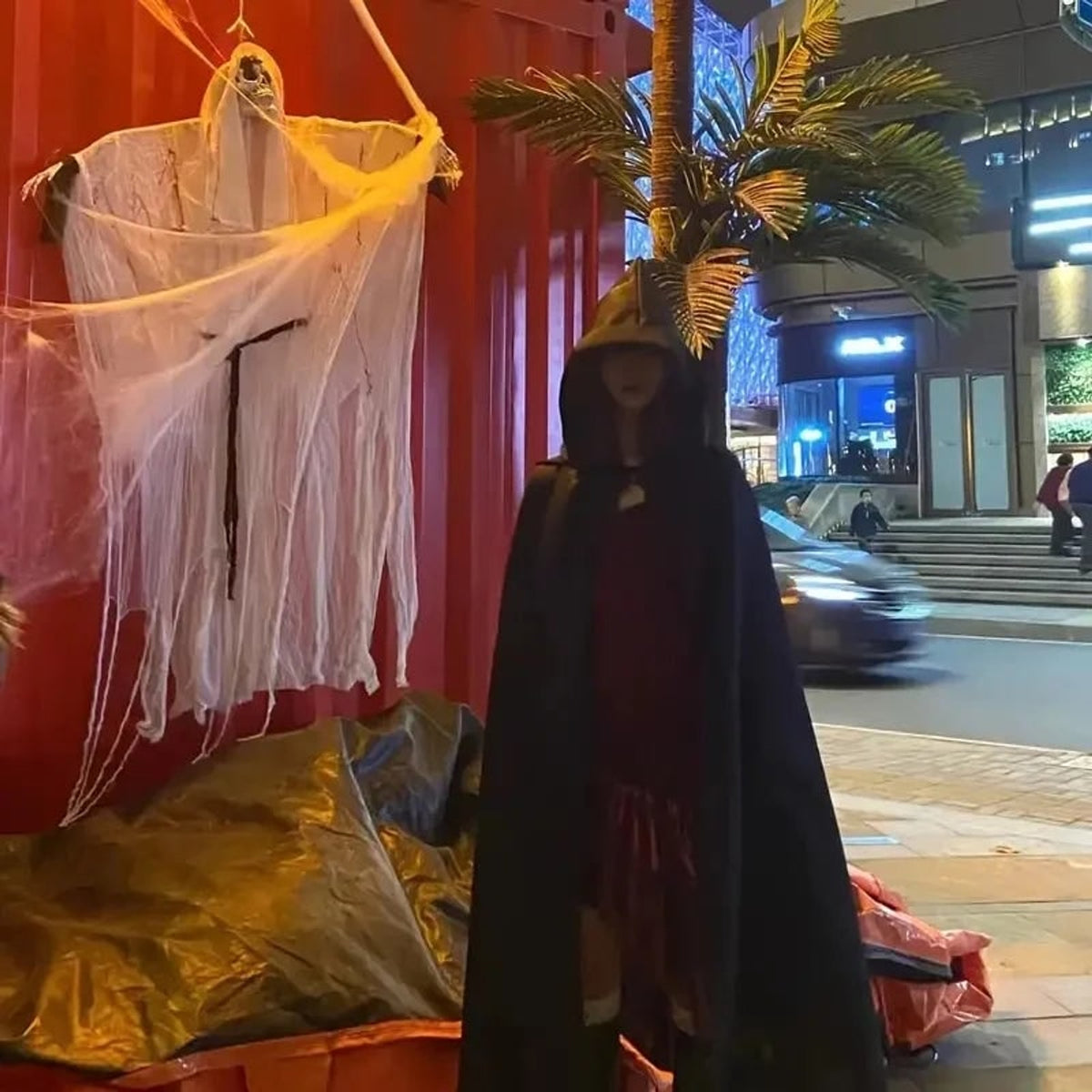 Unisex Hooded Cape for Halloween Cosplay - Image 4